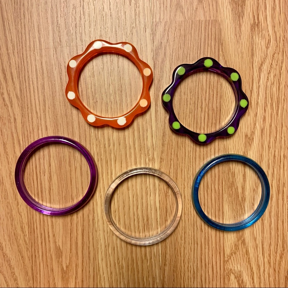 NWOT Fashion Colorful Retro Plastic Bangles set of 5